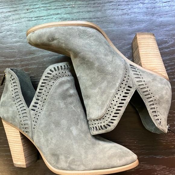 Vince Camuto Grey Suede Laser Cut Heel ankle booties women size 7.5 - Picture 7 of 8